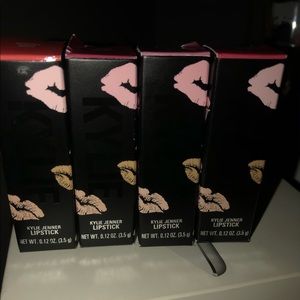 Kylie Jenner lipstick plus beauty blender